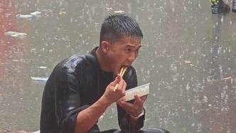 救援人员暴雨中就地吃饭这一幕令人动容，贵港便民热线：群众的表扬感谢会归集转至相关职能部门