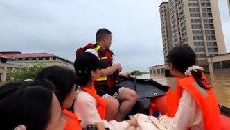 广西被困40小时学生讲述被救经历：感谢救援队不放弃任何人，多年后会记得我是坐船离开学校的