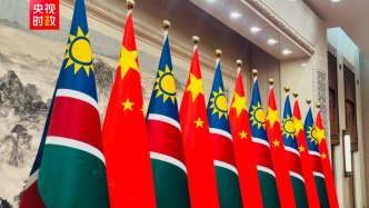 习近平同纳米比亚总统恩代特瓦出席签字仪式