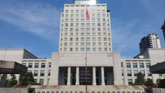 泸州“花坛埋尸案”开庭：两被告一人翻供、一人称认罪不上诉