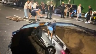 张家口一路面塌陷，官方：3车坠入4人被困，全部救出1死1轻微伤