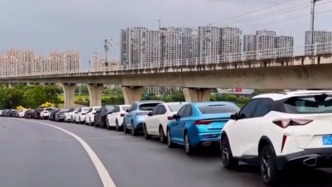 台风巴威来袭，温州乐清高架山坡停满车辆 