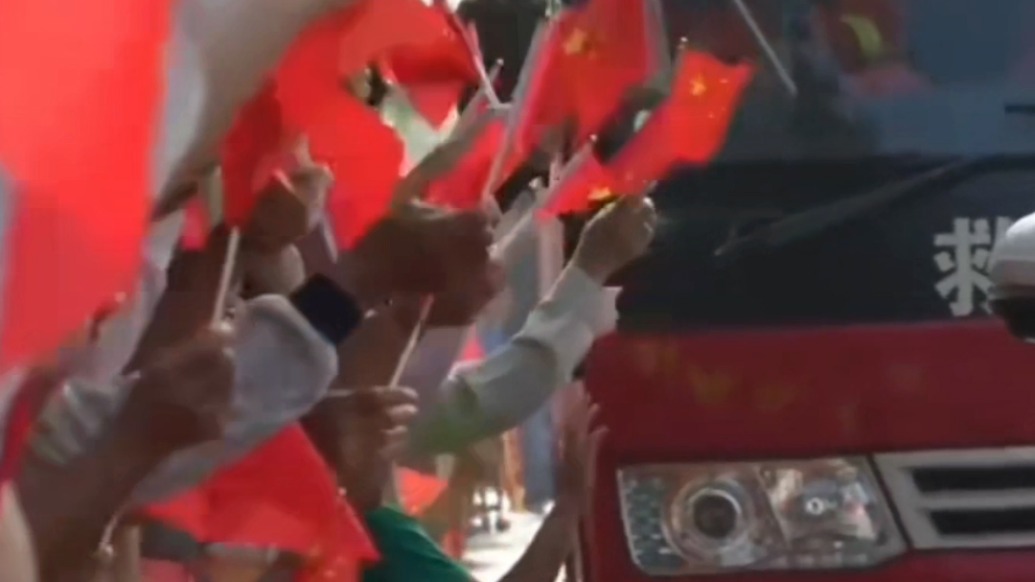 贵港群众自发送别完成抗洪抢险任务的救援队伍,村民:目睹他们手部被磨伤十分心疼