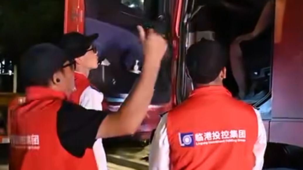  现场｜台风夜，他们四处奔忙为卡车司机找到“避风港”