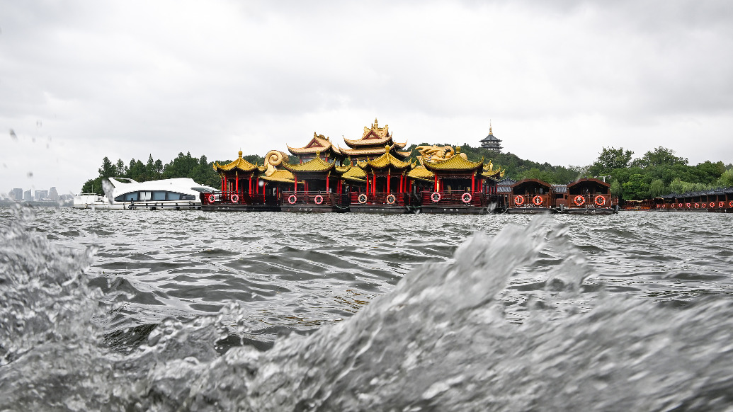 今晨7时，“巴威”在杭州桐庐境内，多地发布暴雨红色预警