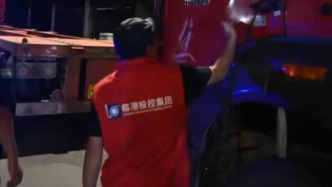 现场｜挨个敲开大货车的门，他在台风来临前化身志愿者带同行“回家”