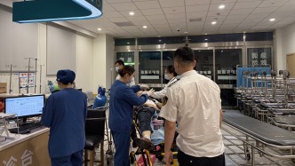 现场｜台风夜的三甲医院急诊：有老人突发脑出血，医生忙碌不停歇