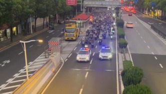 秩序井然背后透着温馨！台风登陆前，警车护航非机动车过江