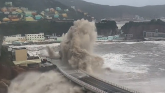 “巴威”登陆浙江台州玉环，登陆前夕舟山居民实拍海边掀起巨浪