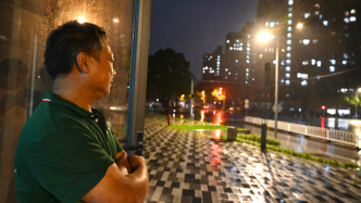 魔都眼｜台风“巴威”来袭，建筑工人转移到安置点避风