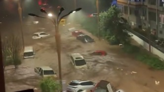 河北承德宽城县遭遇极端强降雨，市民：积水没过路面，有车辆被冲走