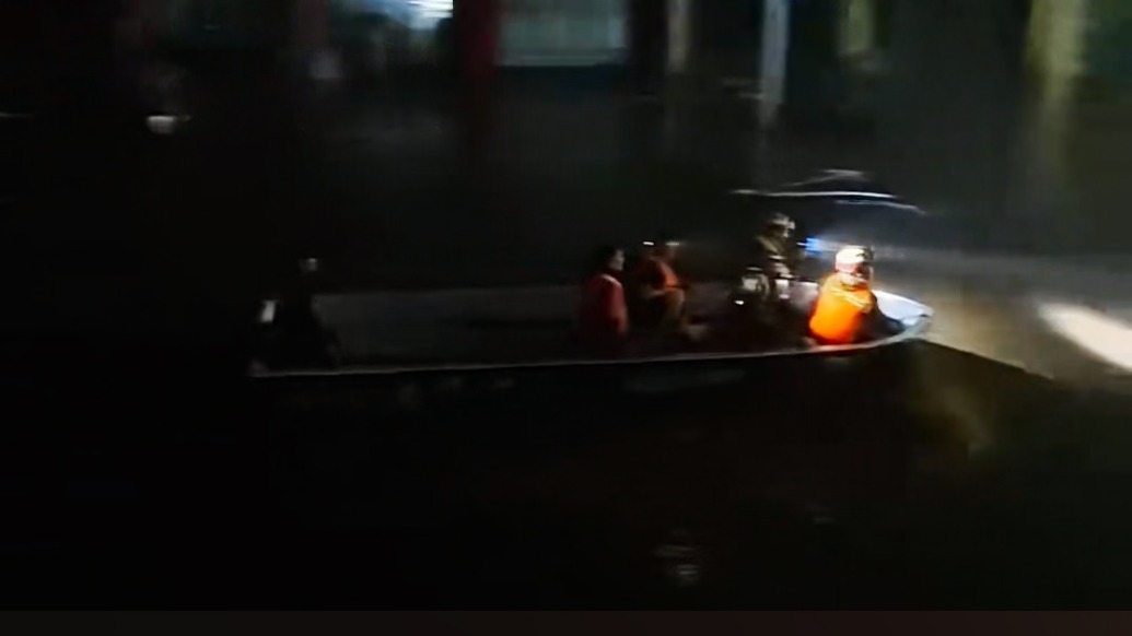 河北宽城一村庄积水严重,摩托艇俱乐部连夜出动转移百余名被困村民