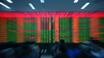 沪指跌2.06%，创指跌3.1%：银行股逆势上涨，两市成交2.8万亿元