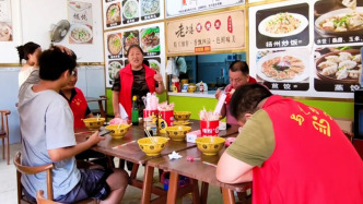 志愿者在广西横州就餐，陌生人悄悄帮结账
