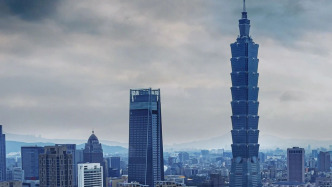 日月谭天丨为何一个外国人把自己当成台湾“太上皇”？