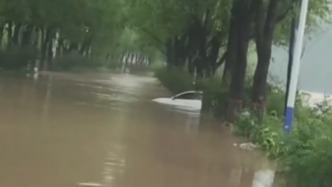 河北承德宽城县遭遇极端强降雨，市民：积水没过路面，有车辆被冲走