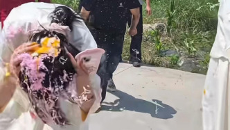 伴娘被砸生鸡蛋撒面粉？昭通婚闹引争议，警方：根据当事人诉求处置