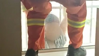 家中无大人，男童卡防护窗悬空后用电话手表求援获救