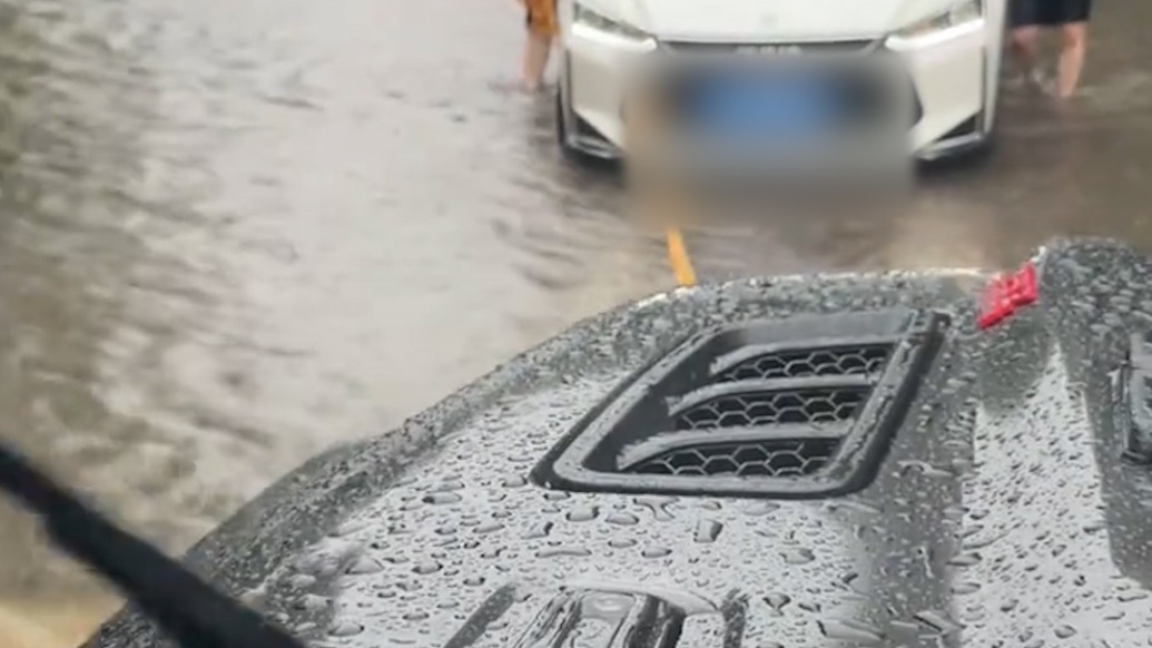 沈阳越野车主帮市民义务拖车:积水最深处超1米,救了7台车拉断2根绳
