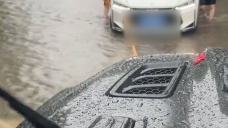 沈阳越野车主帮市民义务拖车：积水最深处超1米，救了7台车拉断2根绳