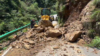 宁泾公路桃岭段多处山石崩塌，受阻道路为安徽宣城热门旅游公路