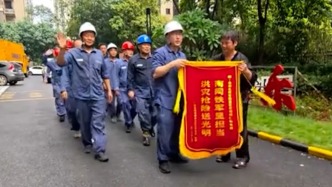 广西贵港居民雨中合唱山歌《多谢了》，送别供电抢修队伍