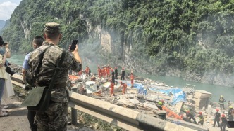 重庆彭水山体垮塌有人员被埋，当地居民称有数幢楼房被毁