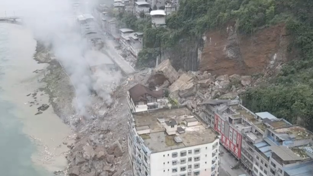 重庆彭水乌江三桥附近发生山体垮塌,彭水县应急管理局证实有人员被埋:正在救援中