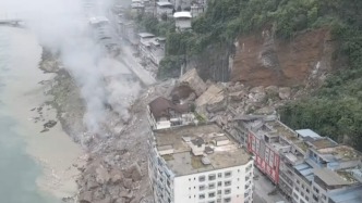 重庆彭水乌江三桥附近发生山体垮塌，彭水县应急管理局证实有人员被埋：正在救援中