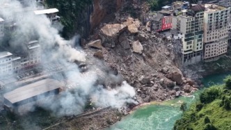 重庆彭水县山体垮塌附近商户：听到巨大声响，目前救援力量都在现场