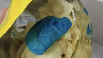 乐事回应“蓝色薯片”：系工厂使用着色验证薯片，不影响食品安全