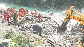重庆彭水突发山体垮塌，专业救援力量携侦测、破拆等装备抢险搜救