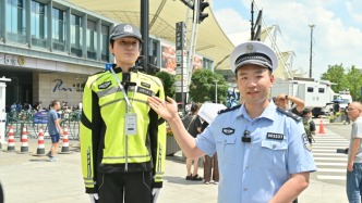 交管机器人在上海街头“执勤”，能答疑指路还会劝导违法行为