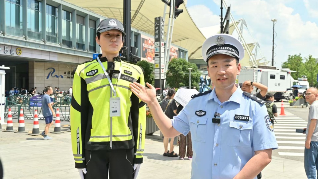 能指路、能劝导还能自己去充电，上海交管机器人上街执勤