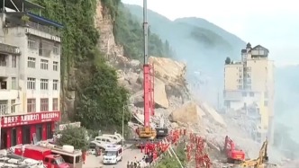 重庆彭水山体崩塌现场巨石致救援难度大，3个方向正同步施救