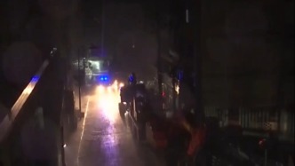 重庆彭水山体崩塌救援现场：当地下雨搜救难度增大