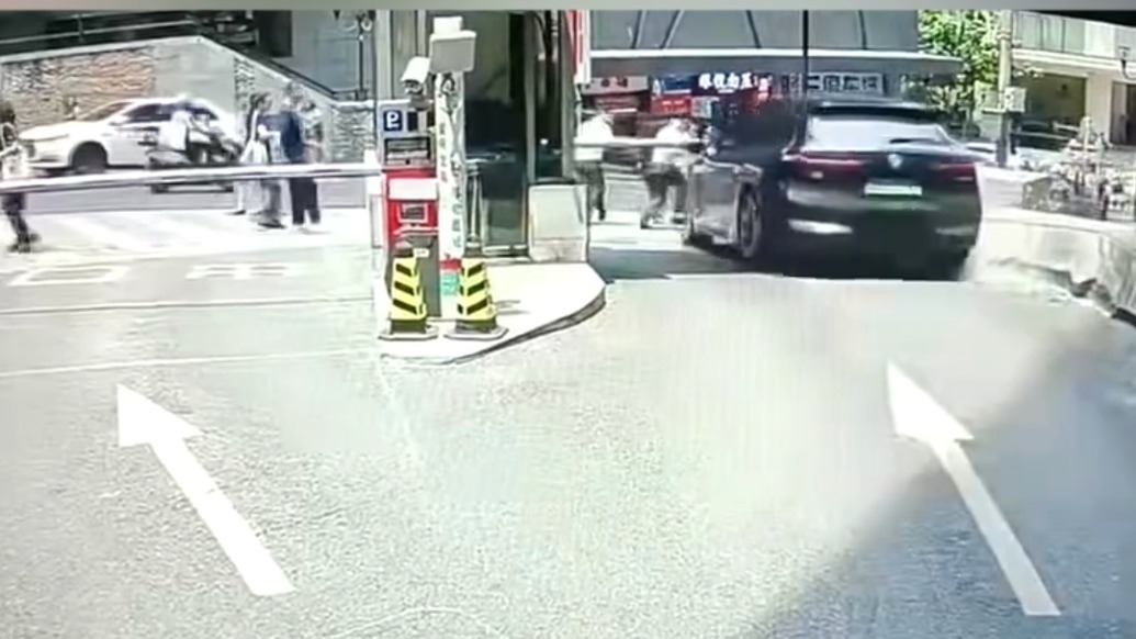 车辆驶出车库撞倒3名行人,重庆警方:伤员均无生命危险,已排除司机酒驾毒驾嫌疑