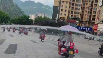 重庆彭水抢险现场再现逆行“摩托大军”，不分昼夜往返运送物资