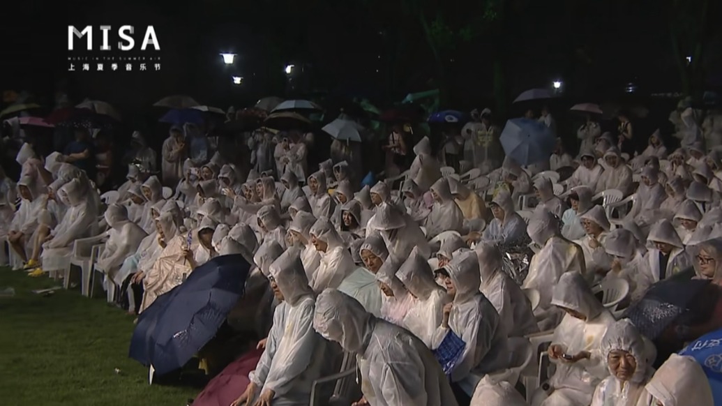 1500人披着雨衣来音乐节，一起雨中听《赛马》