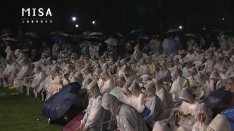 1500人披着雨衣来音乐节，一起雨中听《赛马》