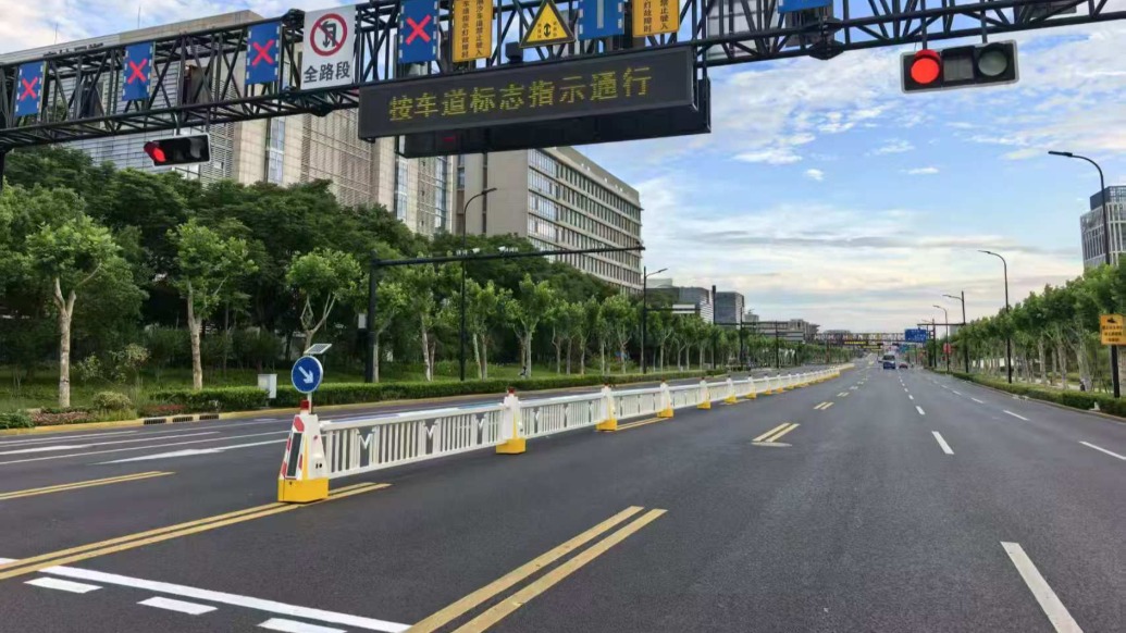 根据交通情况自己“跑”，上海首套潮汐智能移动护栏落地