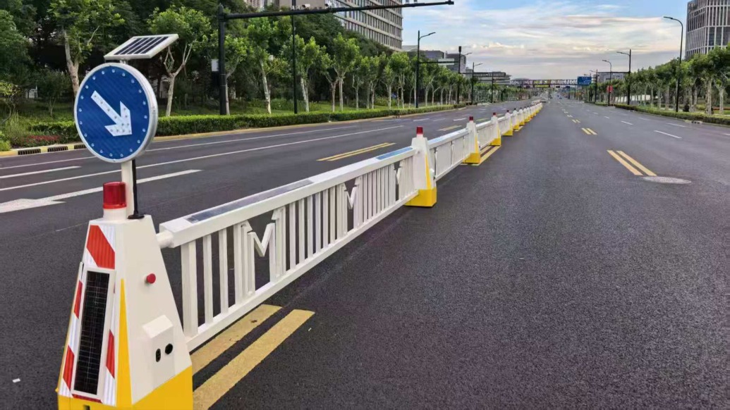 护栏自己会“跑”,上海首套潮汐智能移动护栏落地浦东