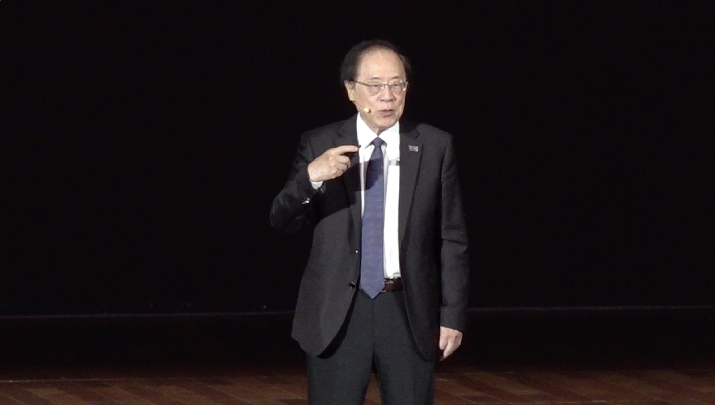 姚期智谈科研新范式：把AI当团队成员，但观念创造仍由人类主导