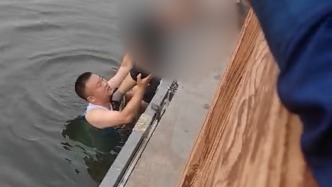 葫芦岛一男孩落水他们接力施救：两名带孩子晨练的父亲跳水救人，路过护士跪地心脏复苏
