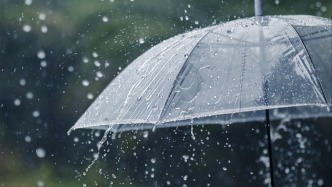 上海五角场遭遇特大暴雨，市政部门正紧急抢排水