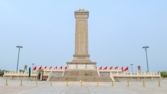 泰国总理阿努廷向人民英雄纪念碑敬献花圈