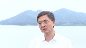 陈刚在水库现场联络下游镇政府工作人员，询问防汛备汛等情况