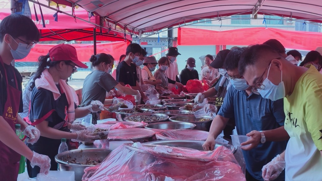 大爱无疆!各地志愿者自发成立爱心厨房,为横州灾区准备上万份餐食