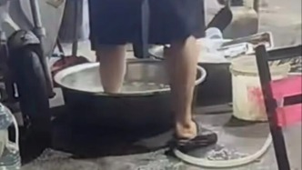 安徽濉溪通报“烧烤店员工用洗菜盆涮脚”：停业整顿，全面消杀