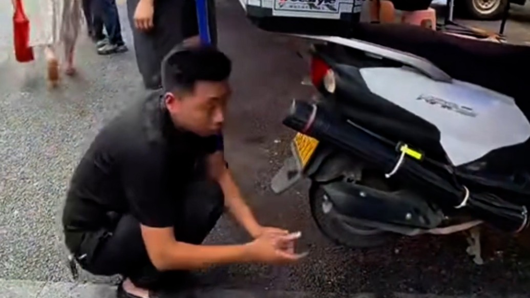 重庆彭水救援现场的夫妻档：免费修车，为“摩托大军”保驾护航